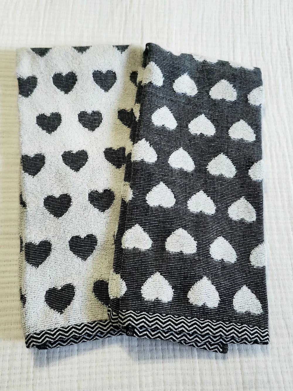 Isaac Mizrahi Black and White Heart Kitchen Towels